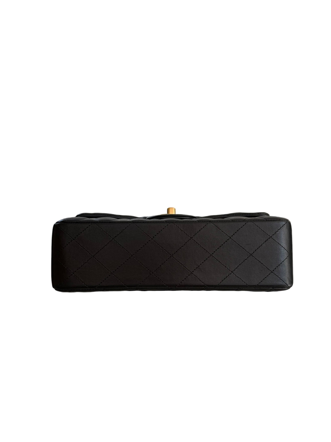 Chanel Small Classic Double Flap Bag aus schwarzem Lammleder und goldfarbener Hardware. Bordeauxfarbenes Innenfutter.