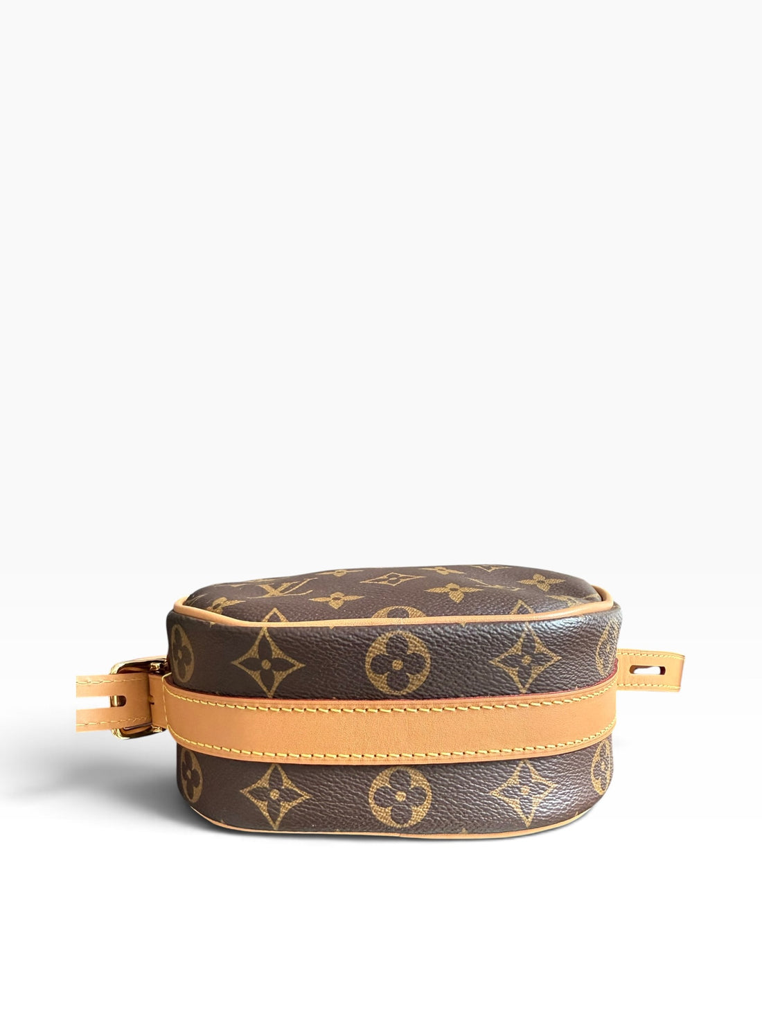 LOUIS VUITTON Boîte Chapeau Souple Bag PM Umhängetasche mit ihrem markanten runden Design und dem klassischen Monogram-Canvas und verstellbaren Schulterriemen.
