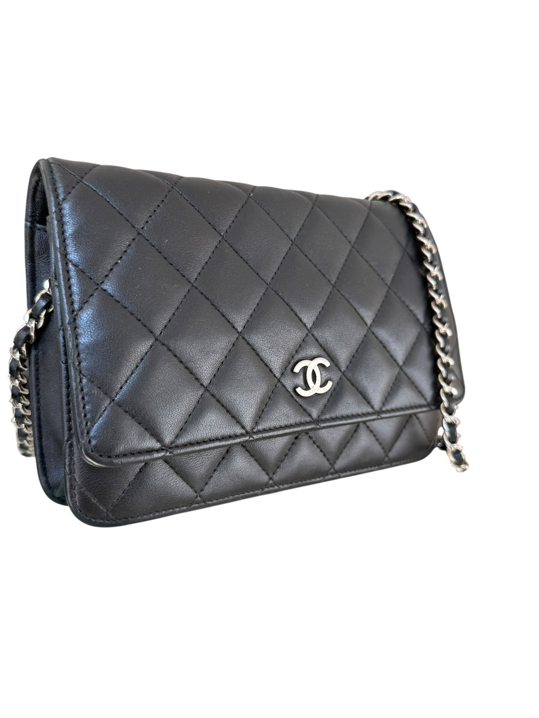 CHANEL WOC Wallet on Chain aus schwarzem Lammleder und silberfarbener Hardware.