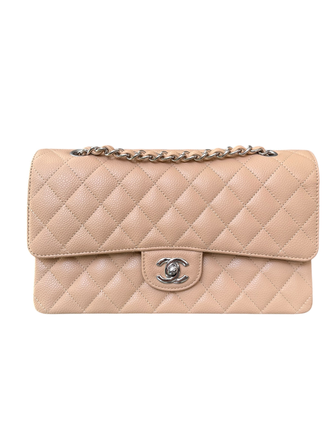 Chanel Classic Medium Double Flap Bag aus beigefarbenem Kaviar Leder und silberfarbener Hardware.