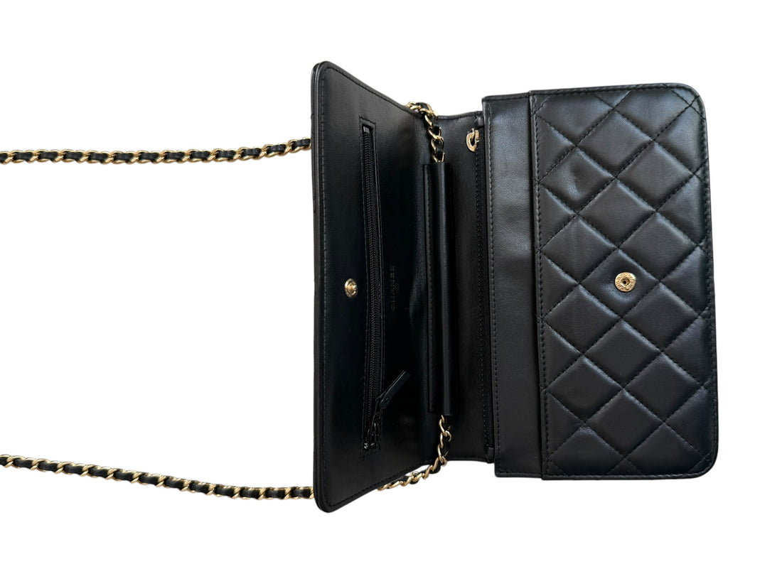 CHANEL WOC Wallet on Chain aus schwarzem Lammleder und goldfarbener Hardware.