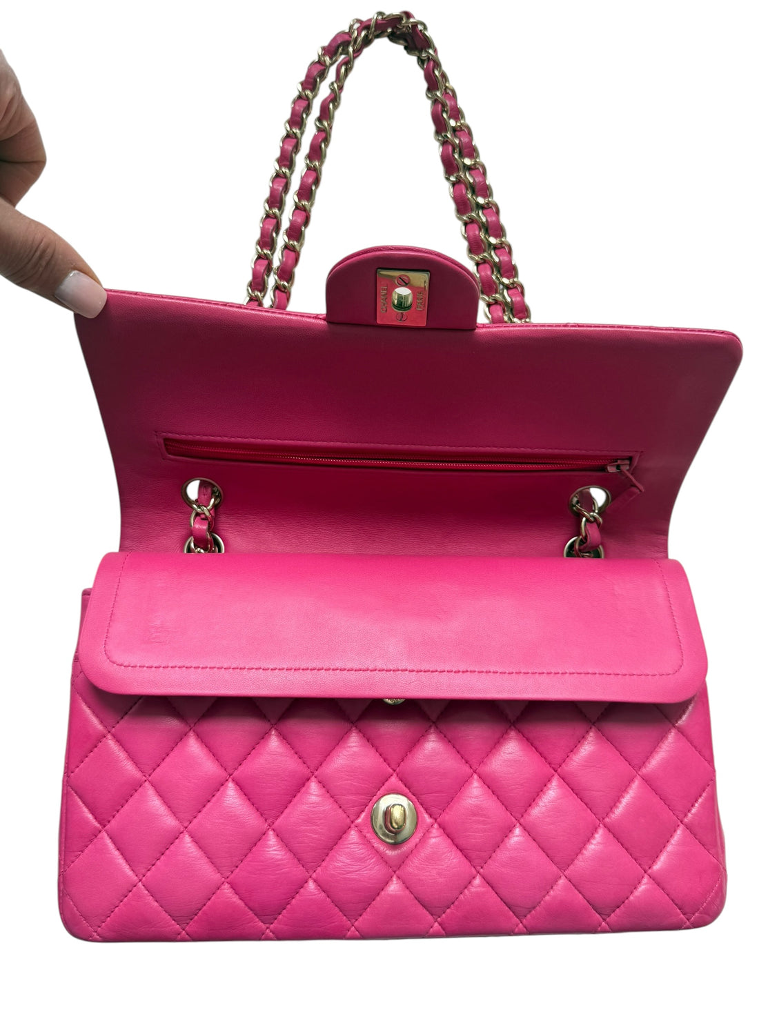 CHANEL Medium Classic Double Flap Bag aus Lammleder und goldfarbener Hardware.