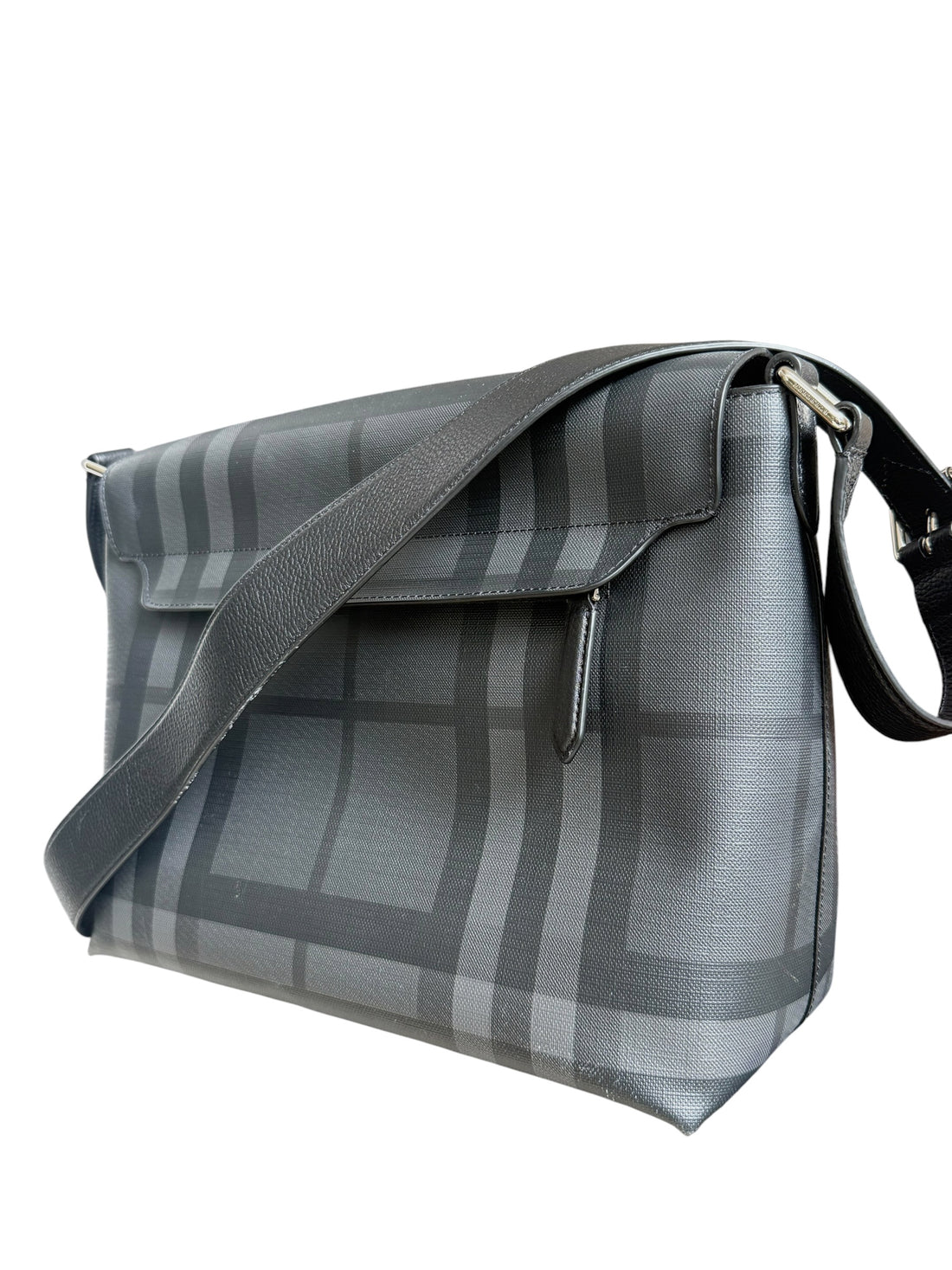 Burberry Smoked Check Messenger-Tasche aus beschichtetem Canvas mit markantem Lederbesatz in der Farbe grau.