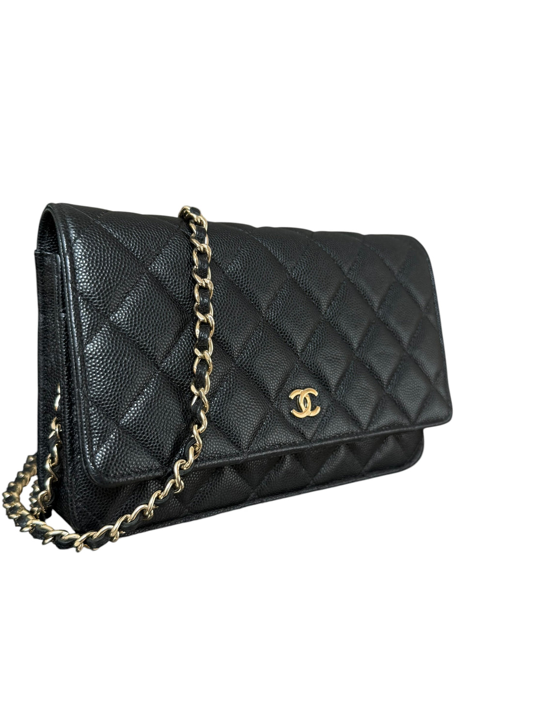 CHANEL WOC Wallet on Chain aus schwarzem genarbtem und glänzendem Kalbsleder und goldfarbener Hardware.