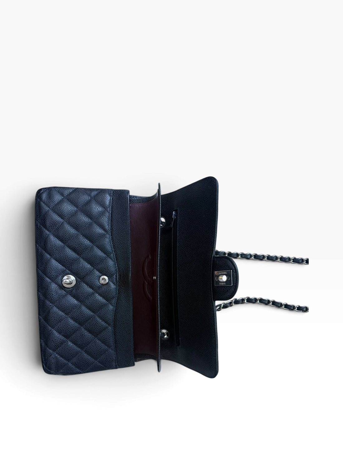 CHANEL Medium Classic Double Flap Bag aus schwarzem Kaviarleder und silberfarbener Hardware.