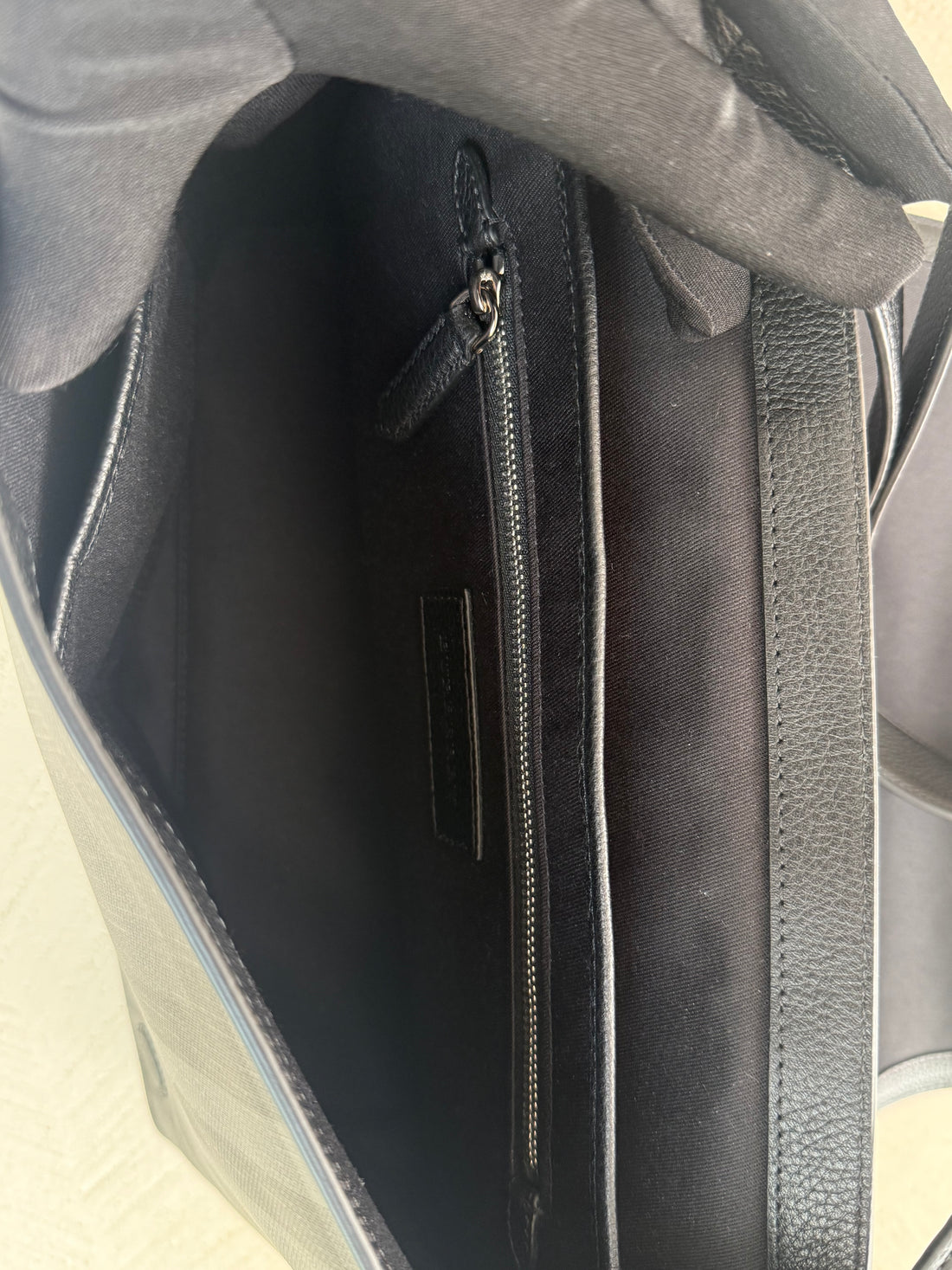 Burberry Smoked Check Messenger-Tasche aus beschichtetem Canvas mit markantem Lederbesatz in der Farbe grau.
