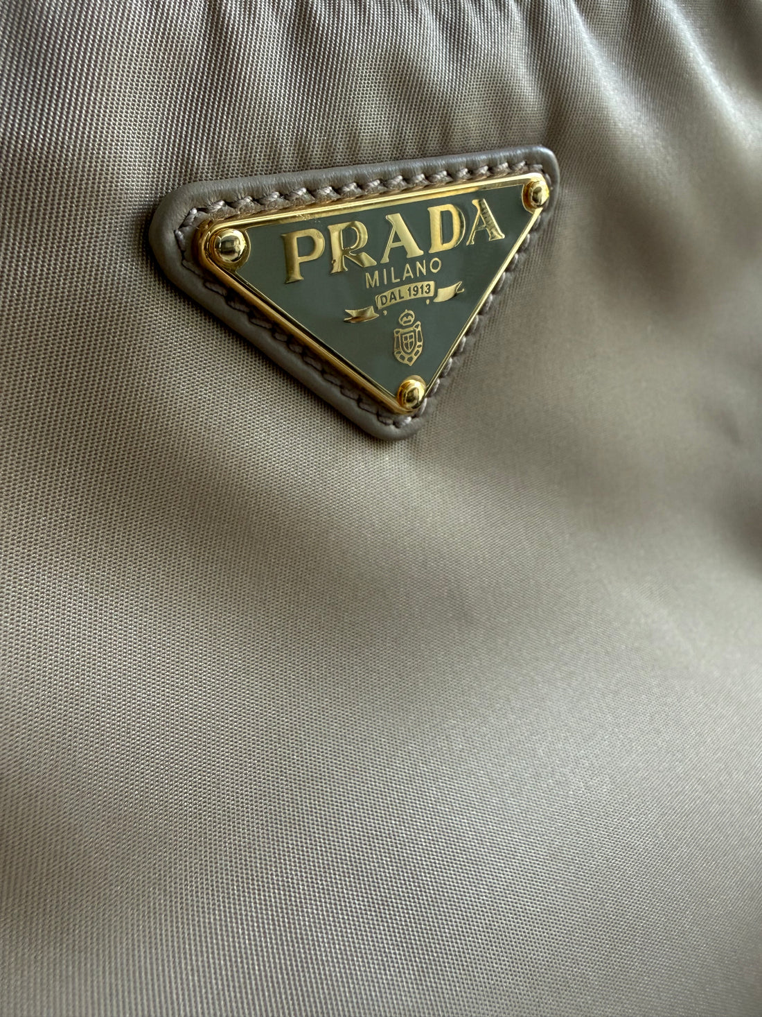 Prada Aimee Large Schultertasche in beige Nylon