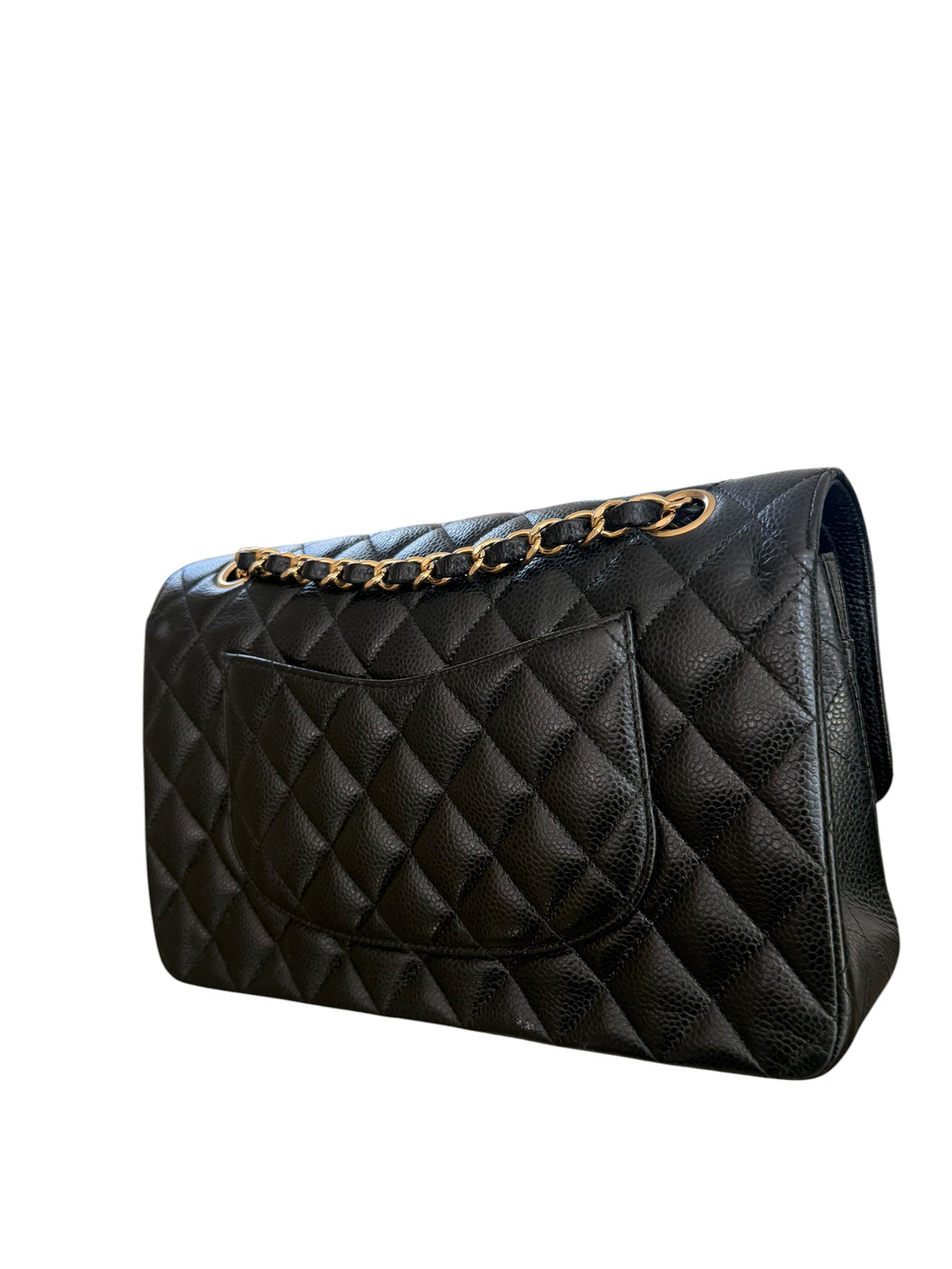 CHANEL Medium Classic Double Flap Bag aus schwarzem Kaviarleder und goldfarbener Hardware. Bordeauxfarbenes Innenfutter