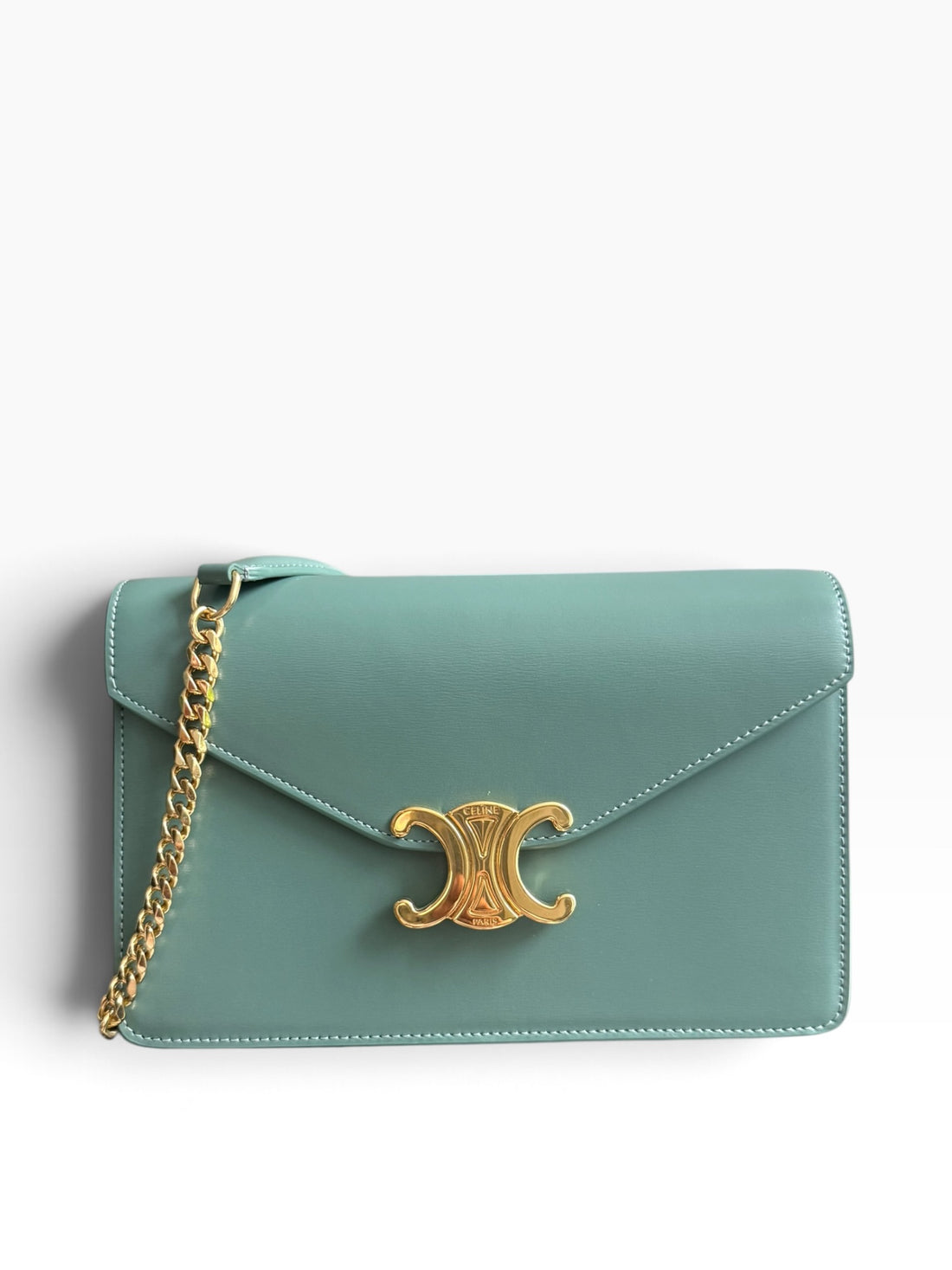 Portefeuille CELINE Wallet on Chain Margo couleur céladon avec chaîne d'épaule amovible.