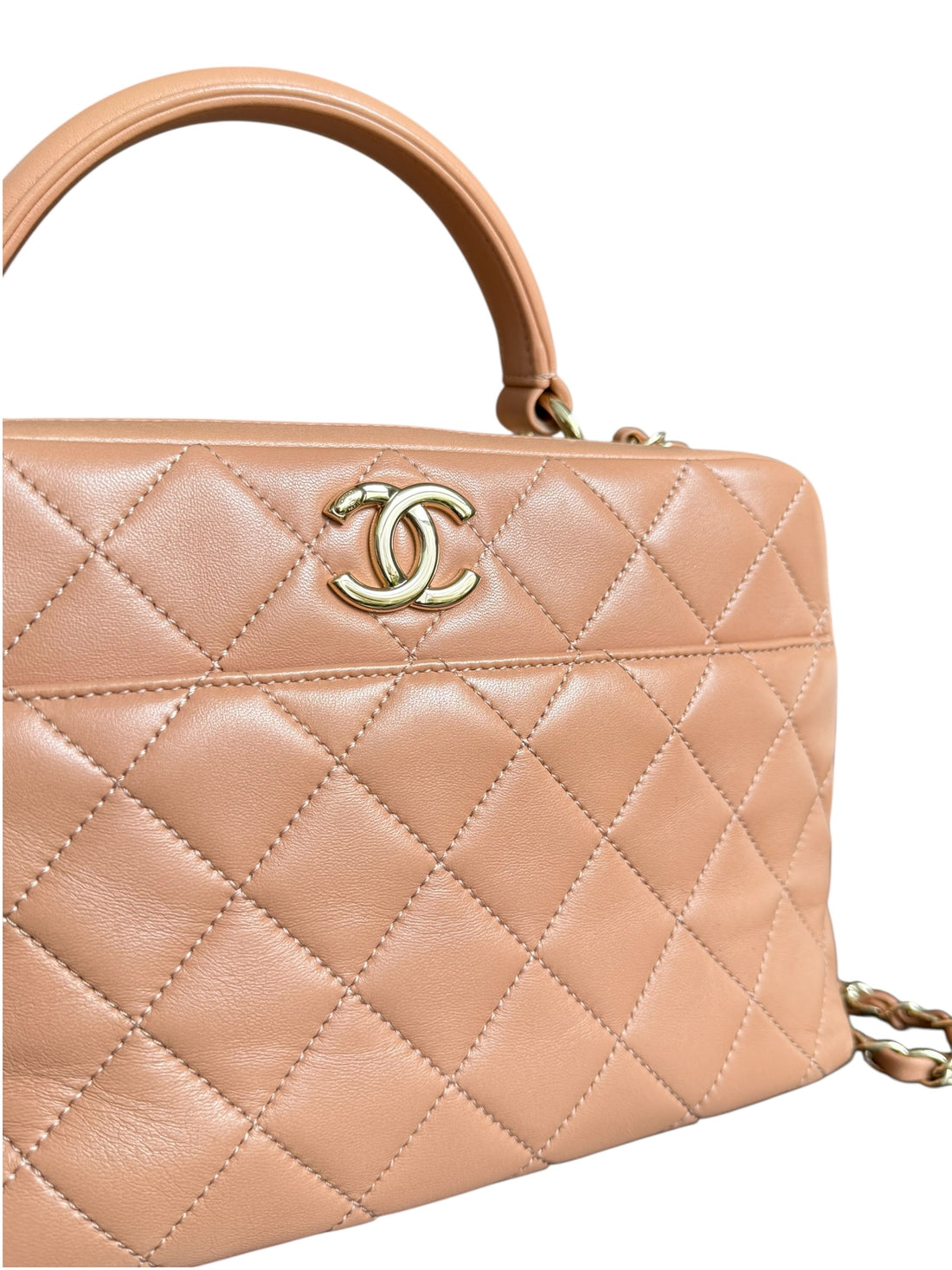 Chanel Trendy CC Bowling Bag in nudefarbenem Lammleder und goldfarbenen Beschlägen.