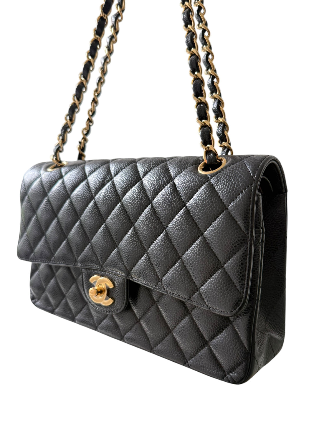 Chanel Medium Classic Double Flap Bag aus schwarzem Caviarleder und goldfarbener Hardware. Bordeauxfarbenes Innenfutter