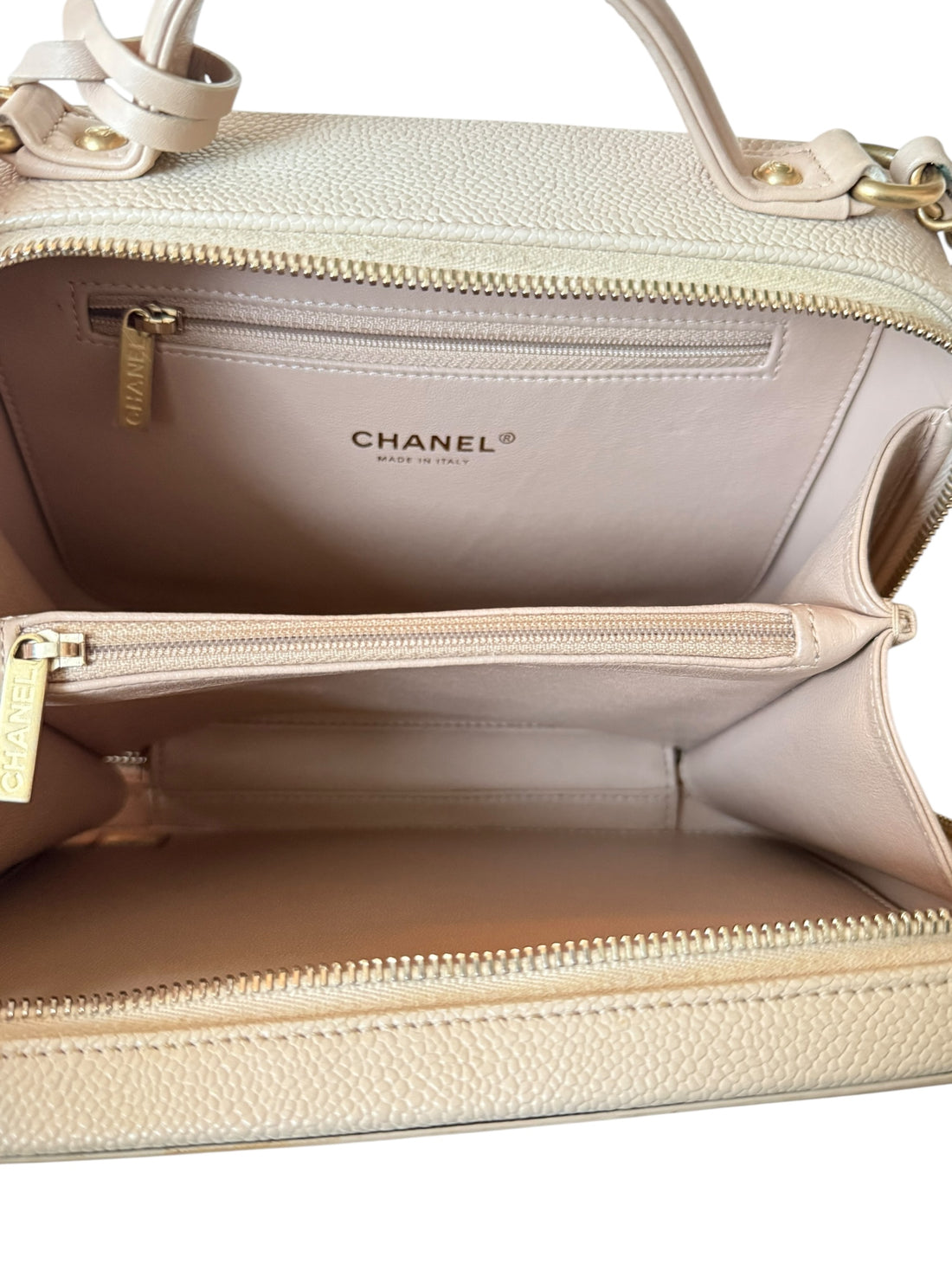 Chanel Vanity Case Medium aus strapazierfähigem Caviar-Leder in Beige