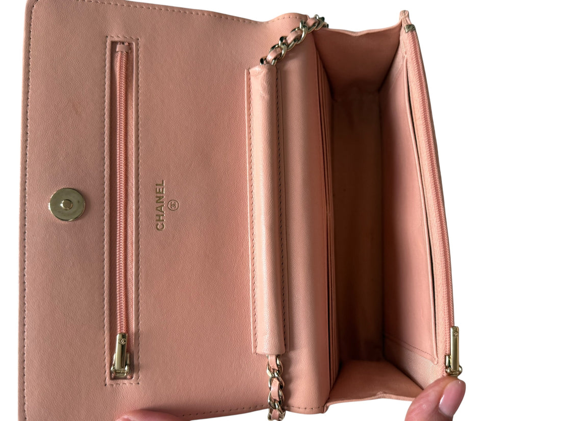 CHANEL WOC Wallet on Chain aus nudefarbenem Lammleder und goldfarbener Hardware.