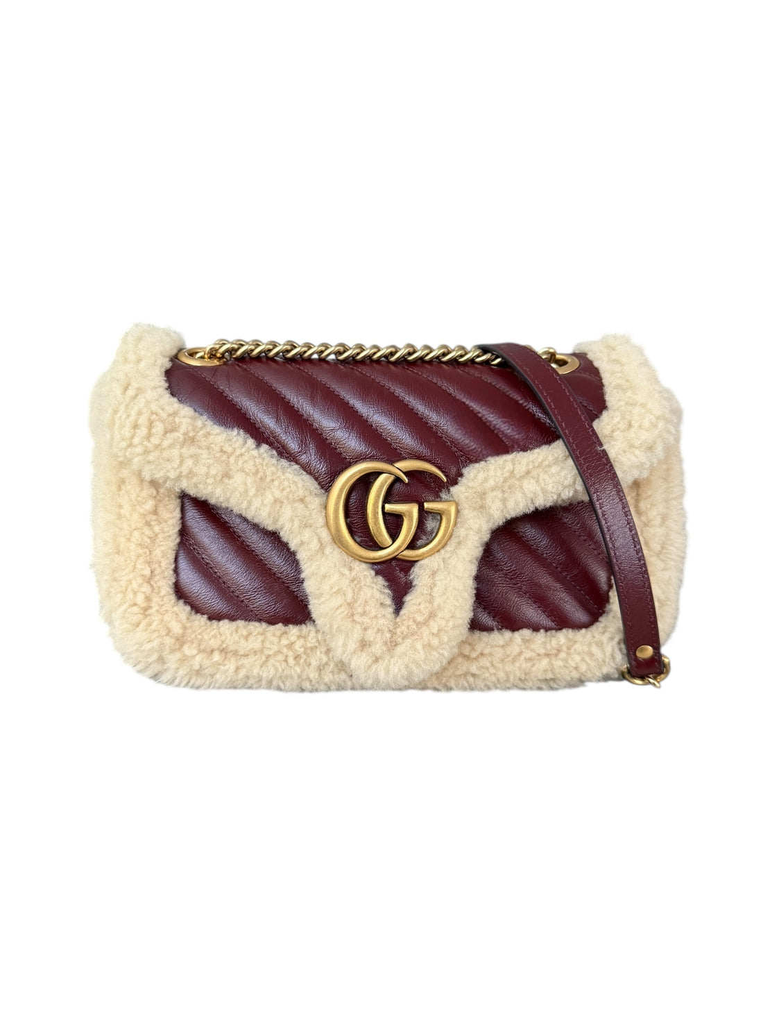 Gucci Marmont GG Schultertasche Shearling in bordeauxfarbenem Leder und Wollbesatz