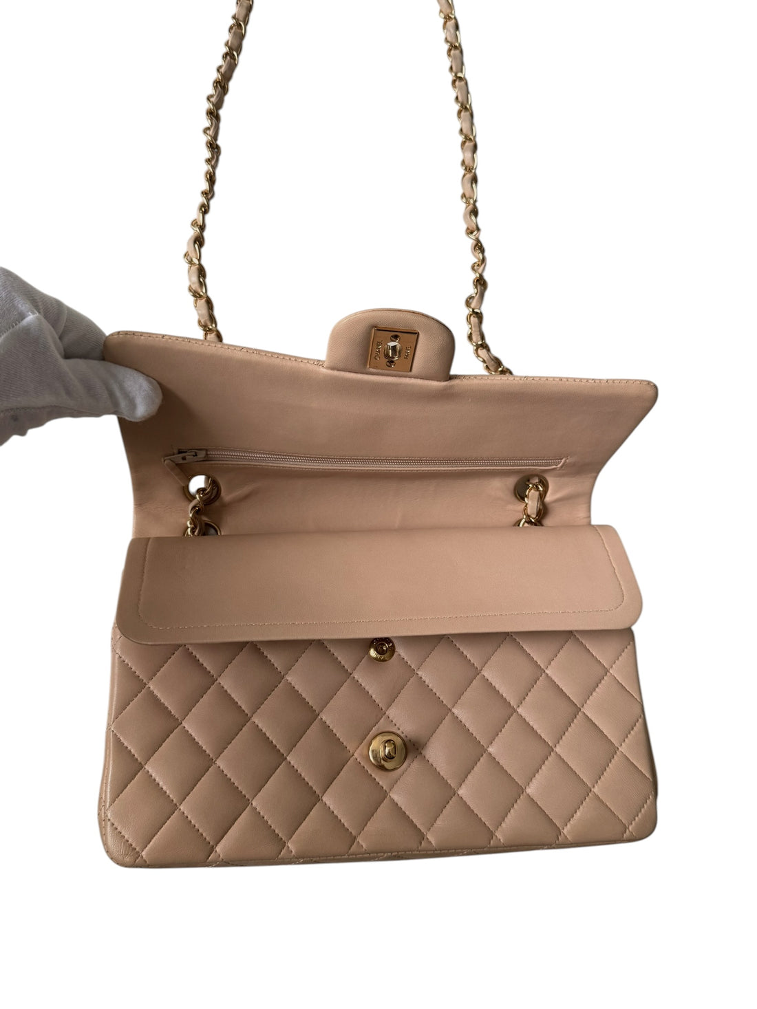 Chanel Classic Medium Double Flap Bag ist aus beigem Lammleder gefertigt und verfügt über eine charakteristische Rautensteppung. Goldfarbene Hardware