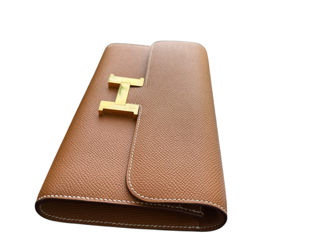 HERMÈS Constance to Go in der Farbe Gold. Jahr/Alter: 2024 Stamp: W.… Epsomleder.