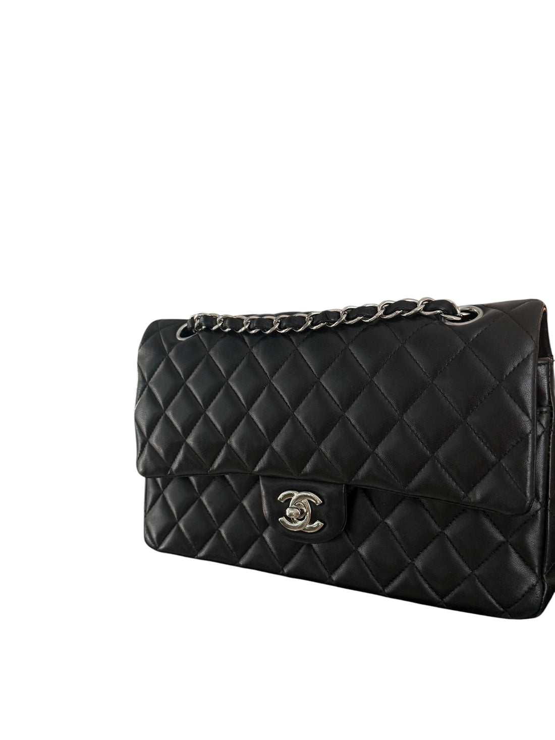CHANEL Medium Classic Double Flap Bag aus schwarzem Lammleder und silberfarbener Hardware.