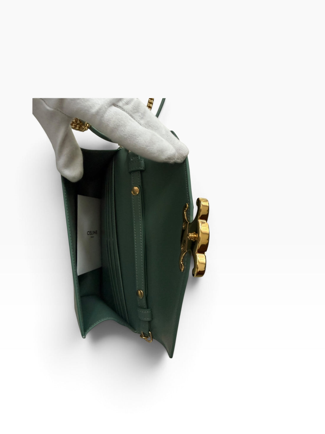 Portefeuille CELINE Wallet on Chain Margo couleur céladon avec chaîne d'épaule amovible.
