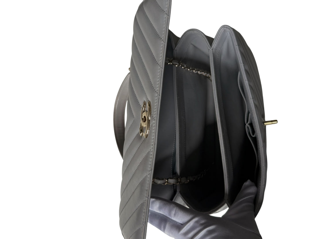 Chanel Trendy CC Chevron mit Griff aus grauem Lammleder und champagnerfarbener Hardware.