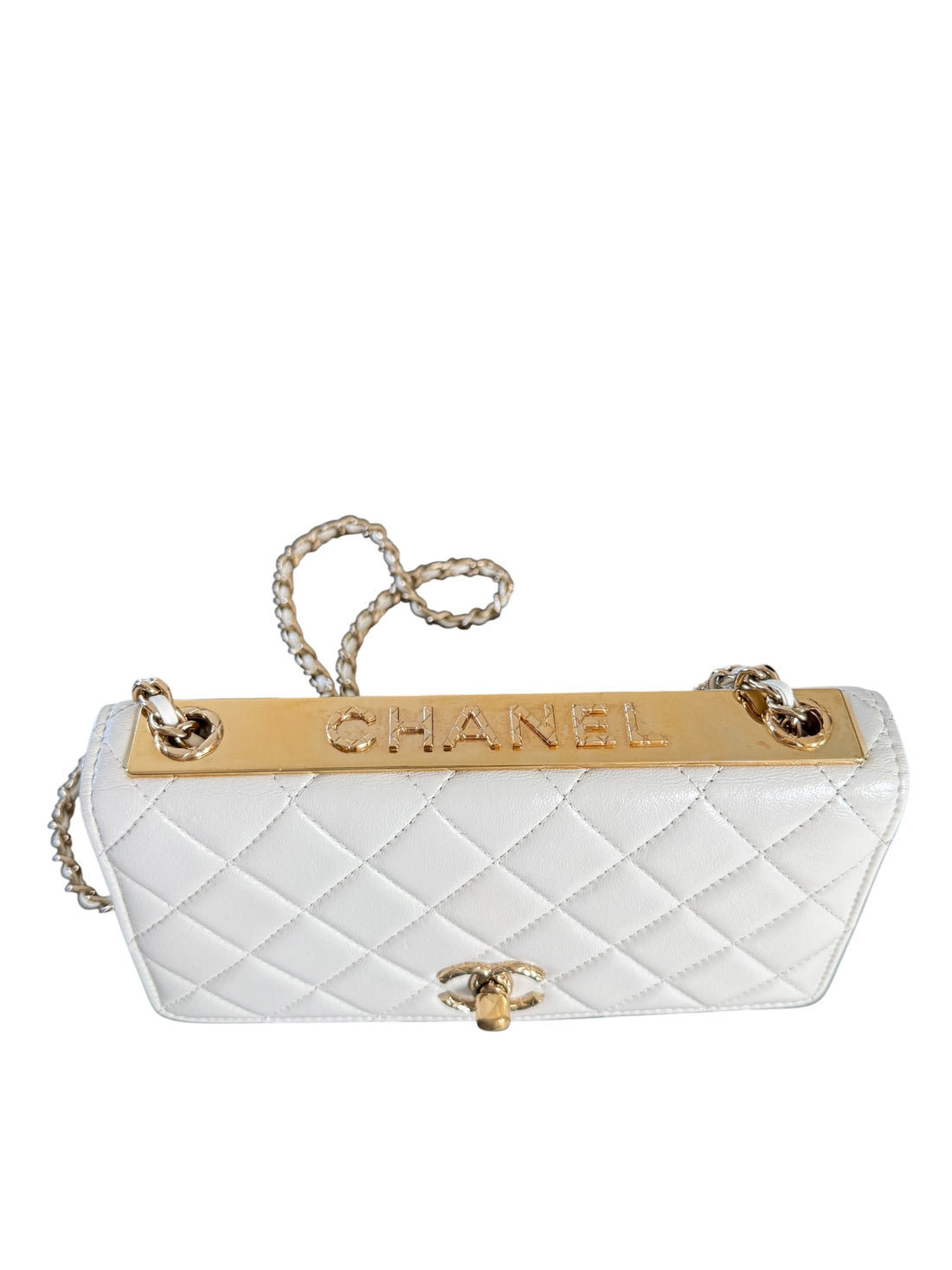 Chanel WOC Wallet on Chain Trendy aus Lammleder in der Farbe creme und goldfarbener Hardware.