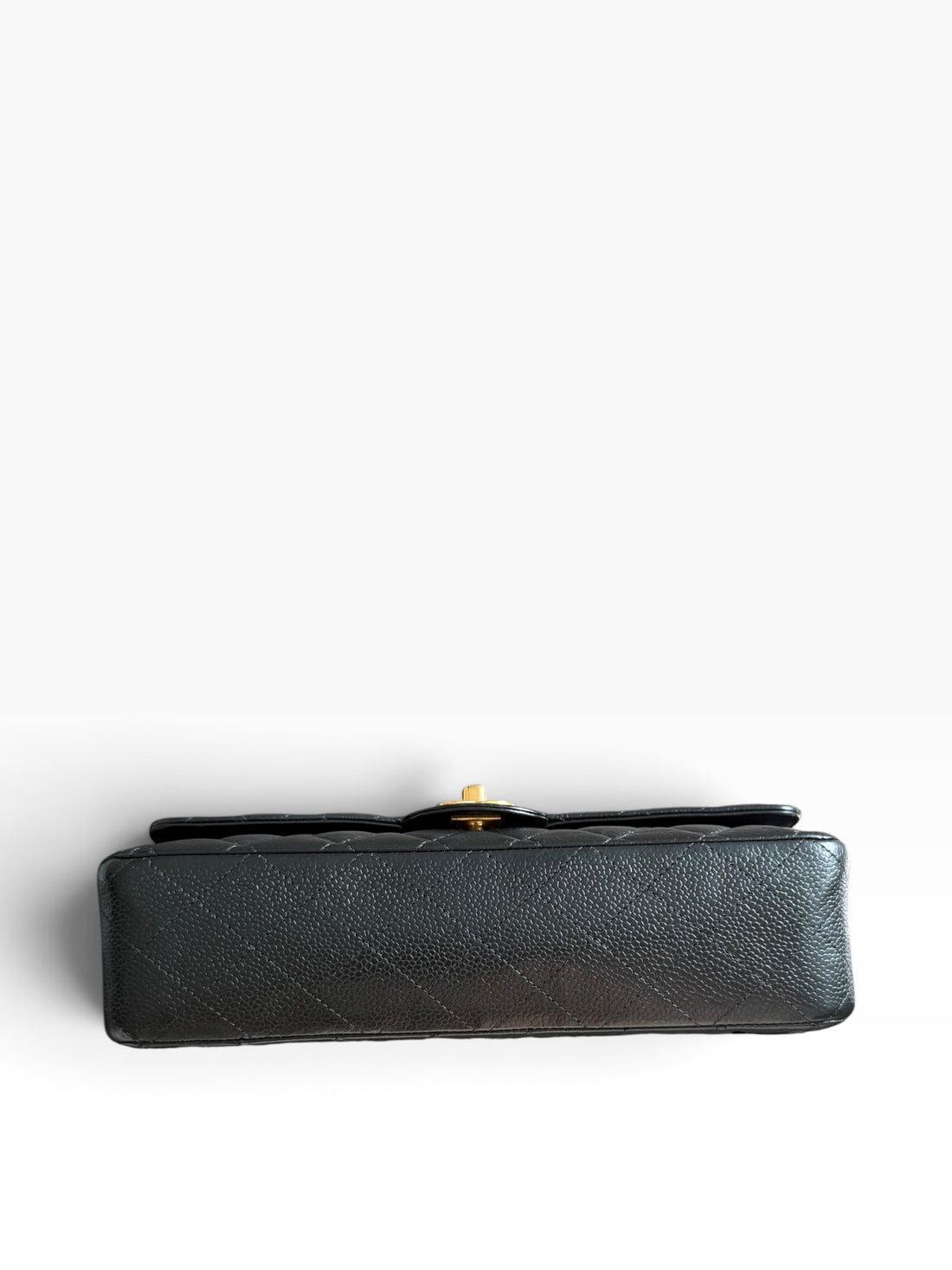 Sac Classic Double Flap moyen CHANEL en cuir caviar noir et bijouterie dorée.