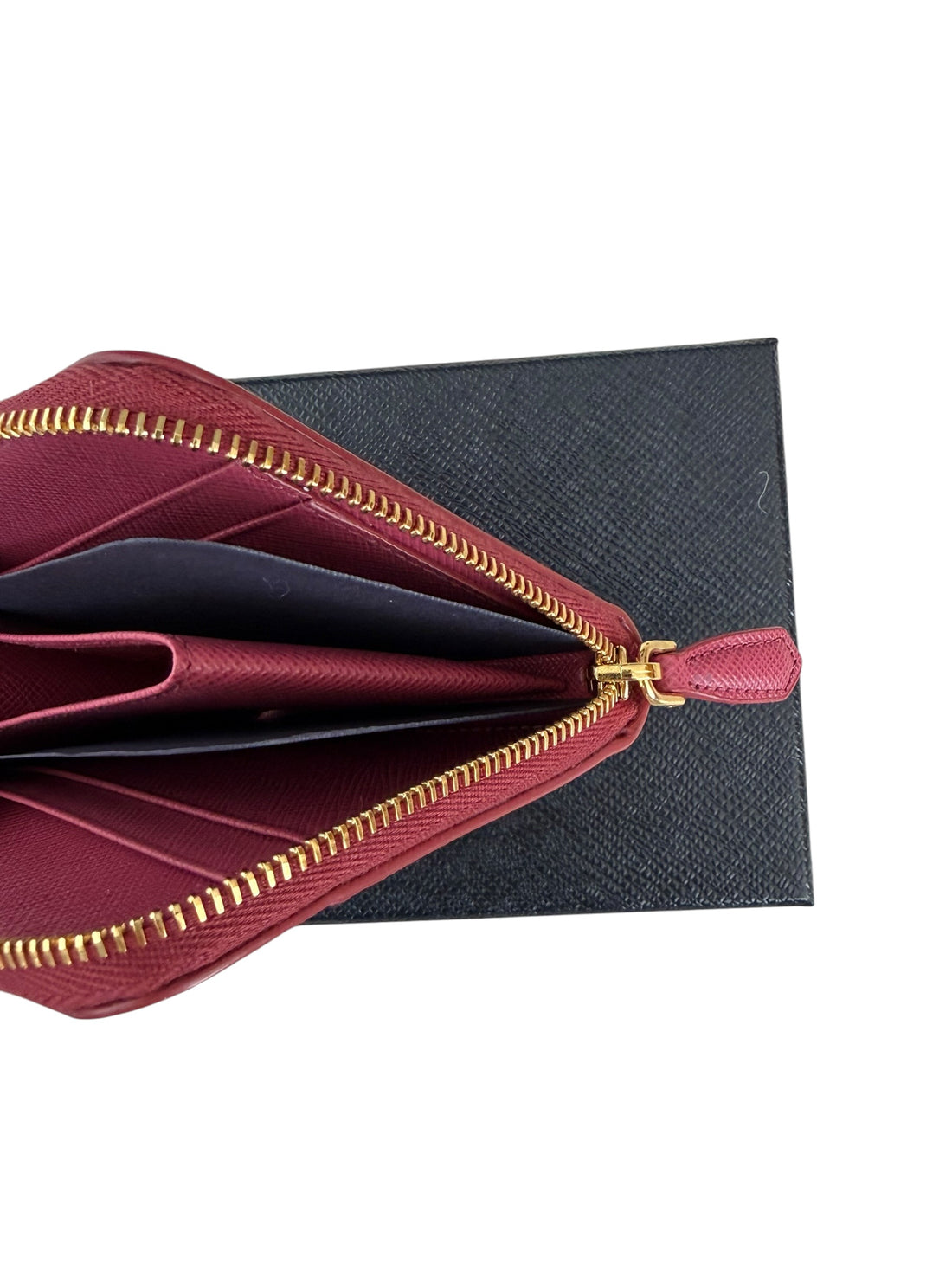 Die Prada Geldbörse aus Saffiano-Leder in der Farbe Himbeerrot