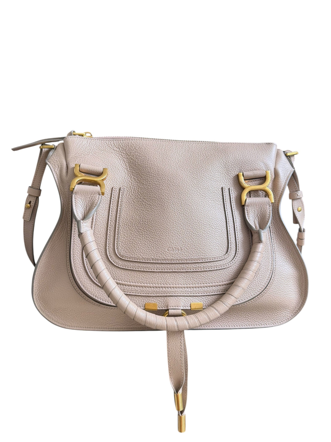 Chloé Marcie Bag in einem santen Nude- bzw. Beigerosa-Ton aus genarbtem Kalbsleder mit charakteristischen handgewickelten Henkeln und goldfarbenen Metallbeschlägen.