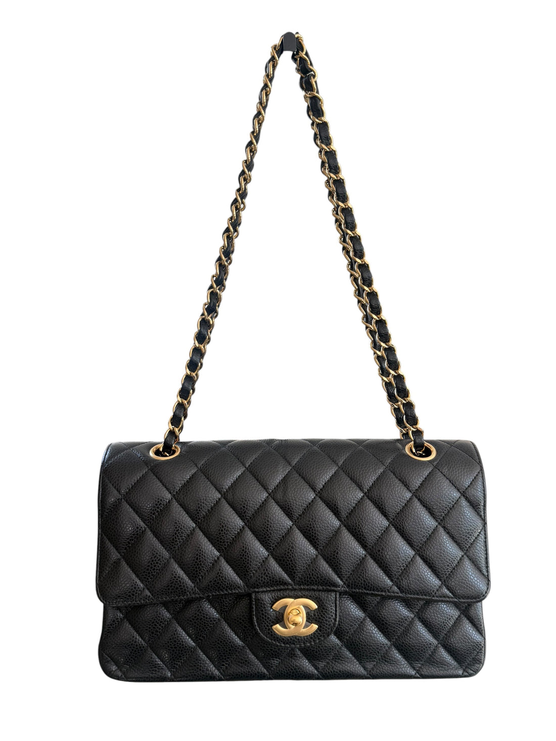 CHANEL Medium Classic Double Flap Bag aus schwarzem Kaviarleder und goldfarbener Hardware. Bordeauxfarbenes Innenfutter