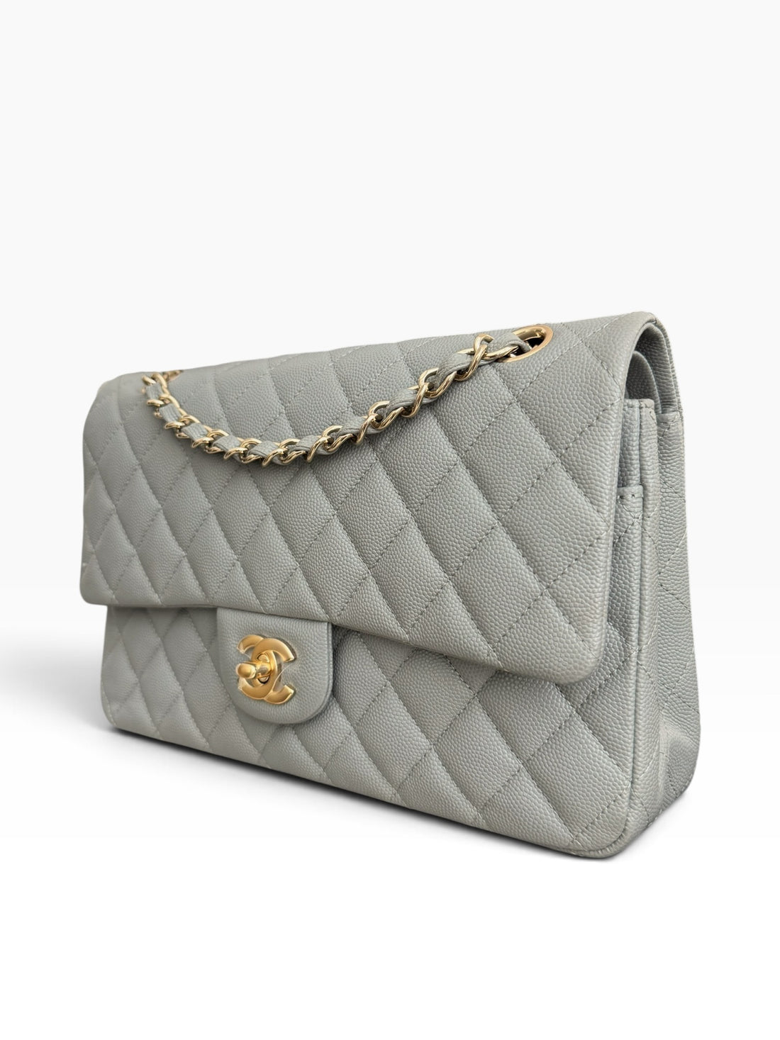CHANEL Medium Classic Double Flap Bag aus grauem Kaviarleder (Kalbsleder) und goldfarbener Hardware.