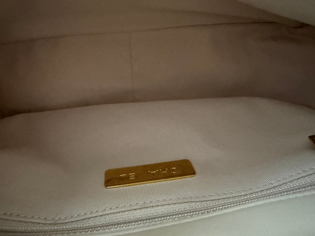 Chanel 19 small in der Farbe light-beige aus weichem Lammleder mit Gold- Silber- Rutheniumfarbenem Metall.