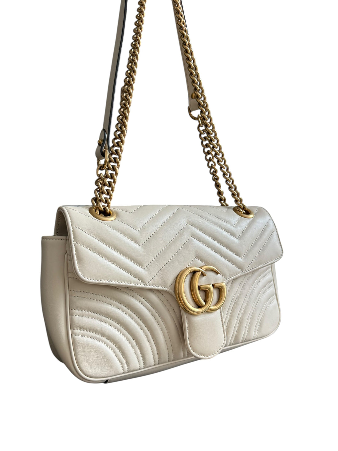 Gucci Marmont Schultertasche in der Farbe Creme mit goldfarbener Hardware.