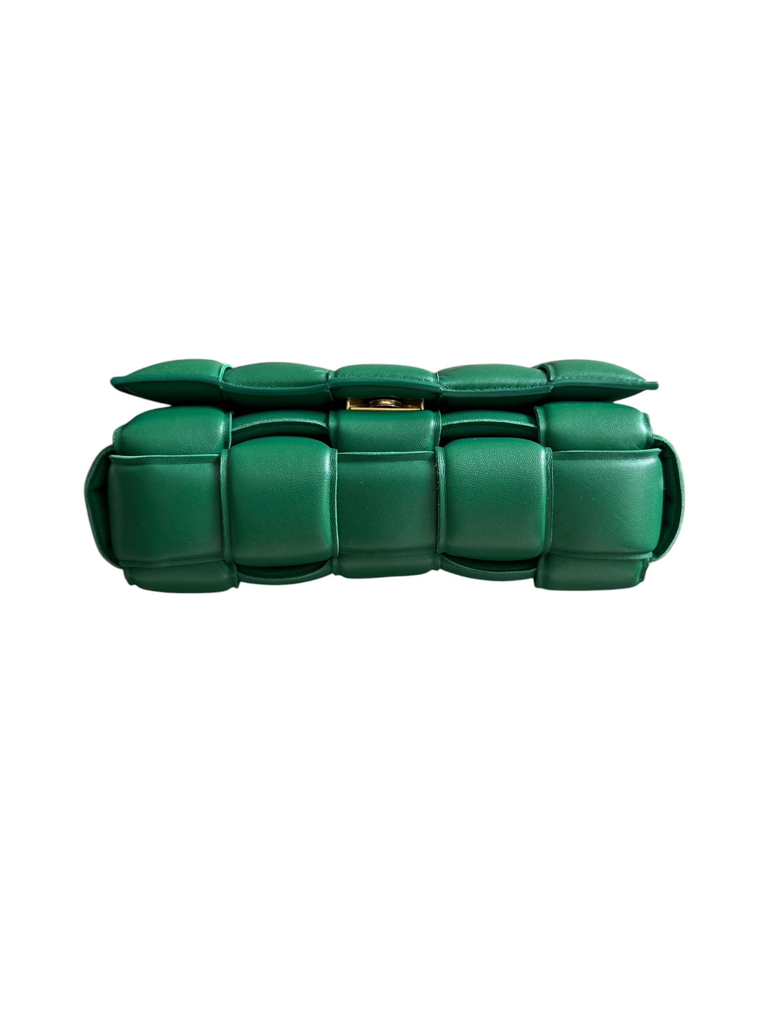 Bottega Veneta "Cassette Bag" in der klassischen grünen Farbe von Bottega Veneta welche sich durch ihr charakteristisches Maxi-Intrecciato-Ledergeflecht und die dreieckige Schnalle auszeichne