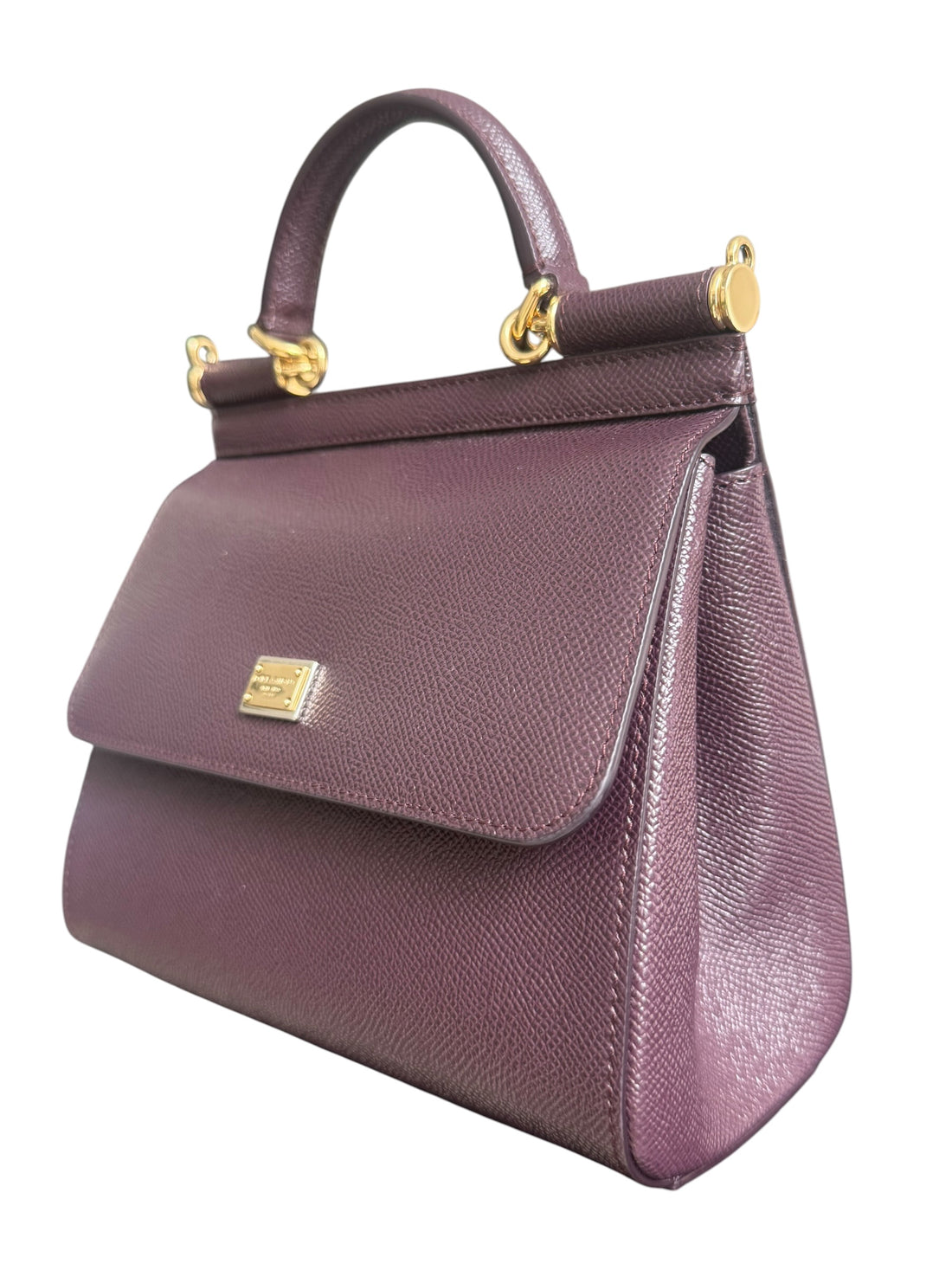 Diese Dolce&Gabbana Sicily-Tasche, ein absolutes Markenzeichen, ist aus bordeauxfarbenem Dauphine-Kalbsleder gefertigt