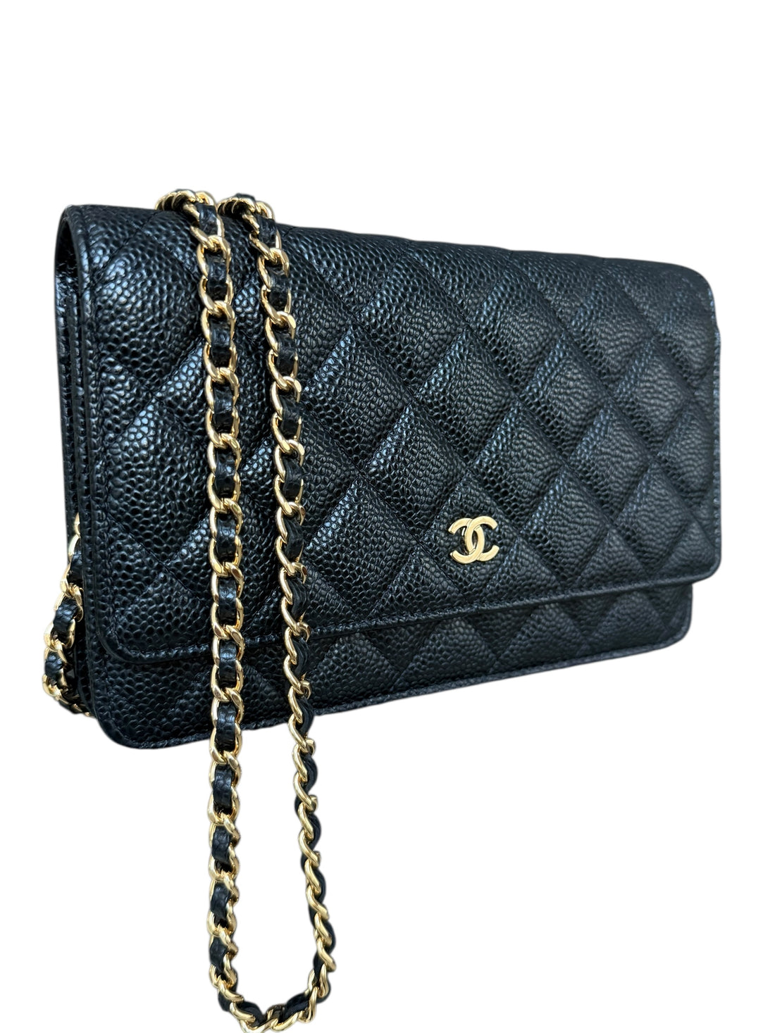 CHANEL WOC Wallet on Chain aus schwarzem genarbtem und glänzendem Kalbsleder und goldfarbener Hardware.