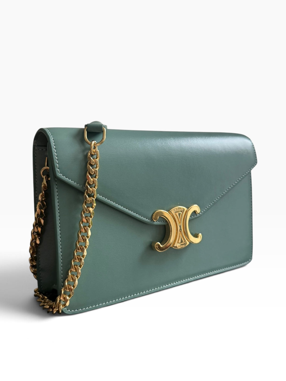 Portefeuille CELINE Wallet on Chain Margo couleur céladon avec chaîne d'épaule amovible.