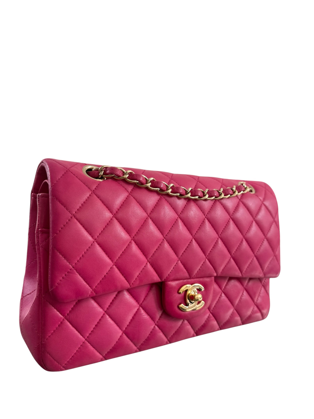 CHANEL Medium Classic Double Flap Bag aus Lammleder und goldfarbener Hardware.