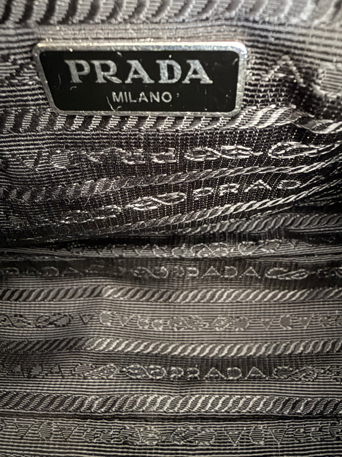 PRADA Re-Edition 2005 Tasche aus 100% Nylon in Schwarz mit abnehm- und verstellbarem Schulterriemen, abnehmbarem Schlüsselring und Pouch.