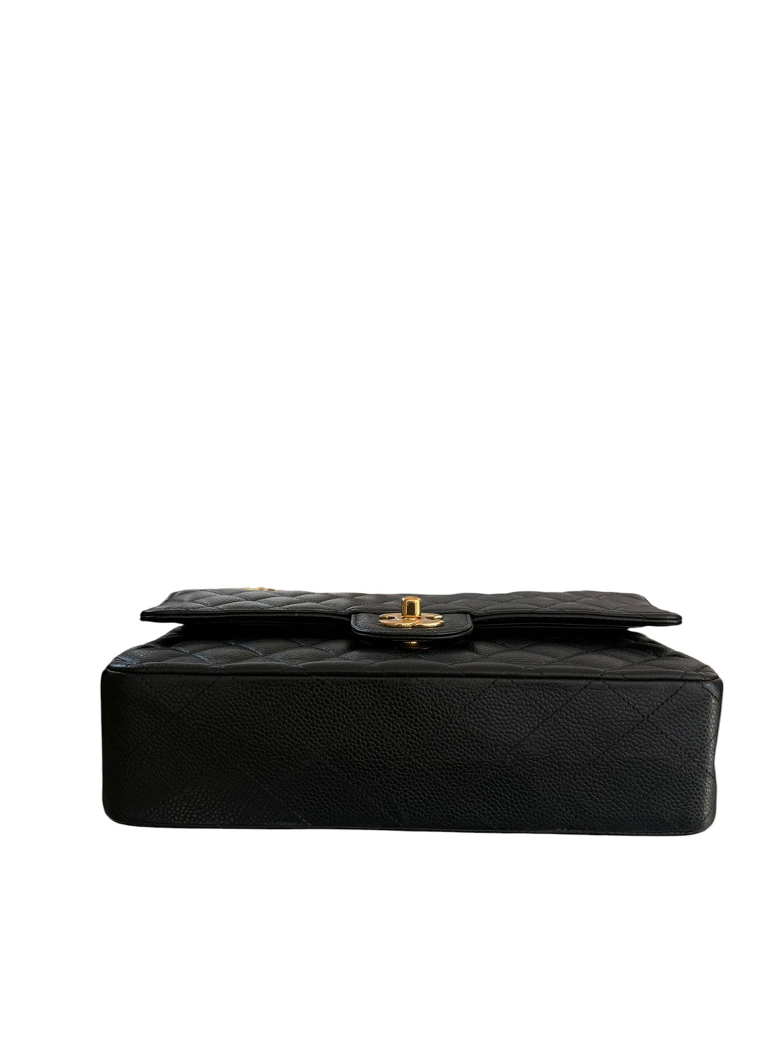 CHANEL Medium Classic Double Flap Bag aus schwarzem Kaviarleder und goldfarbener Hardware. Bordeauxfarbenes Innenfutter