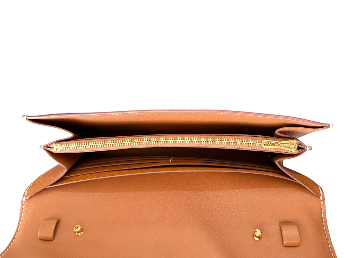 HERMÈS Constance to Go in der Farbe Gold. Jahr/Alter: 2024 Stamp: W.… Epsomleder.