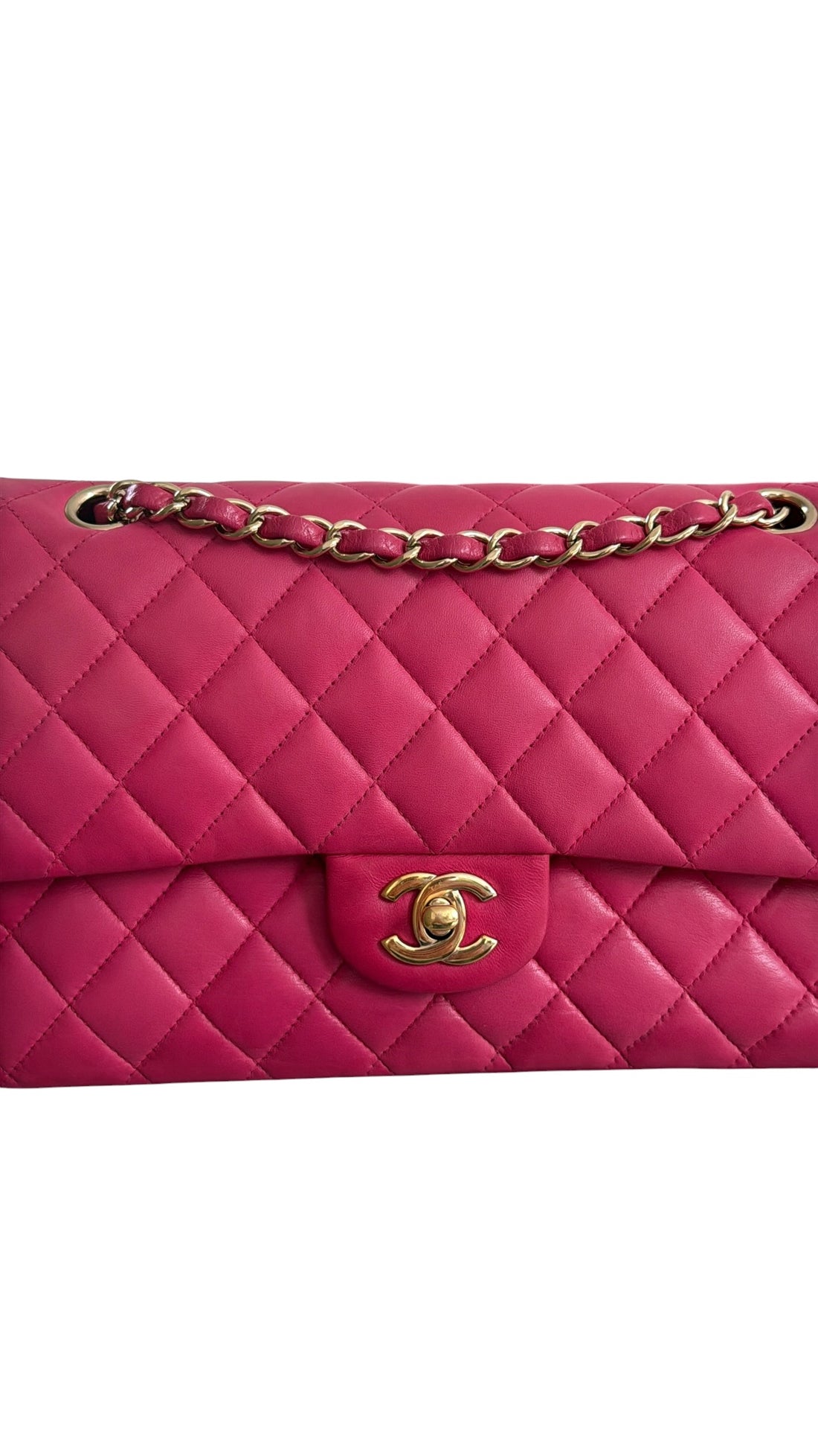 CHANEL Medium Classic Double Flap Bag aus Lammleder und goldfarbener Hardware.