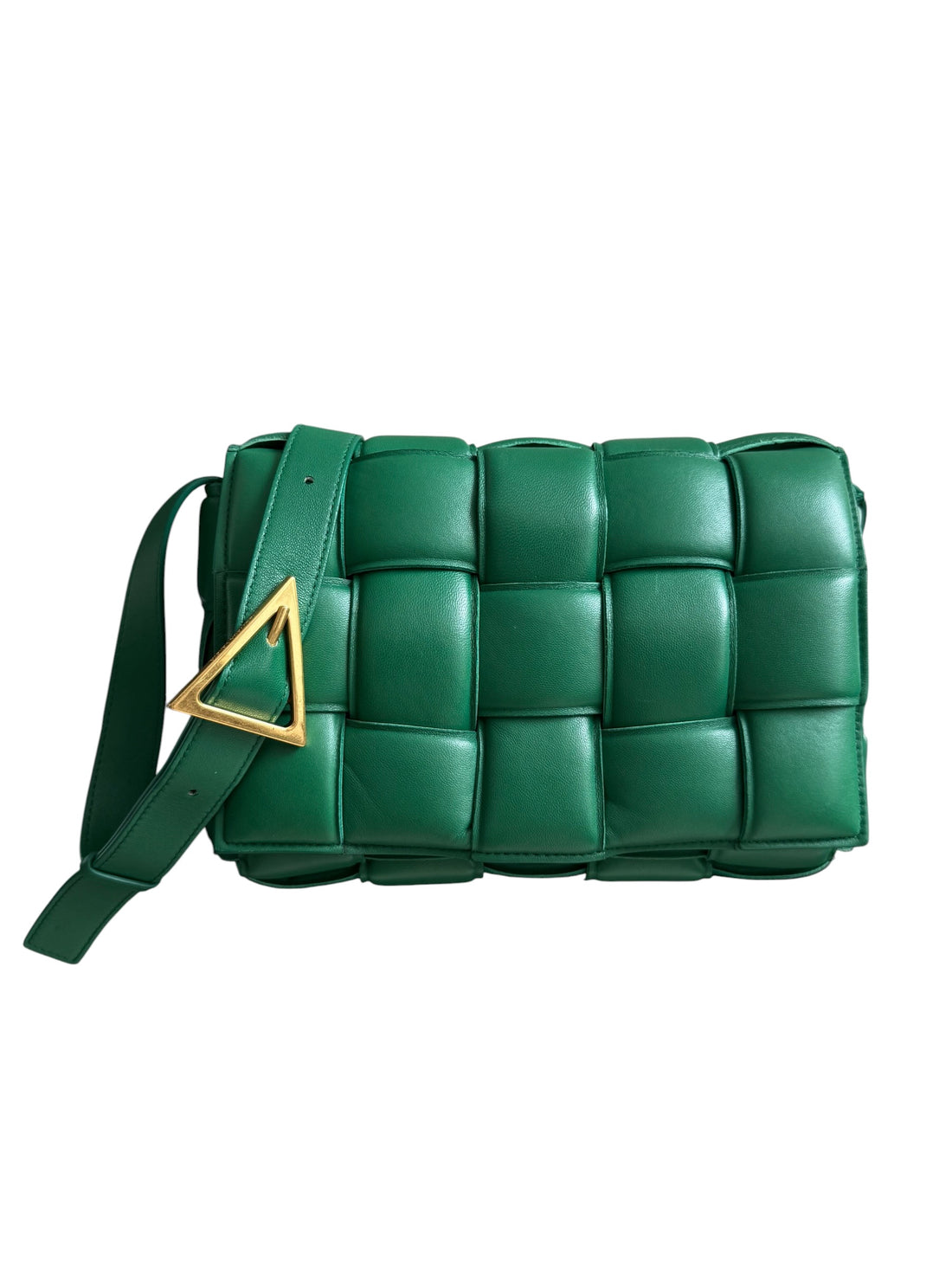 Bottega Veneta "Cassette Bag" in der klassischen grünen Farbe von Bottega Veneta welche sich durch ihr charakteristisches Maxi-Intrecciato-Ledergeflecht und die dreieckige Schnalle auszeichne