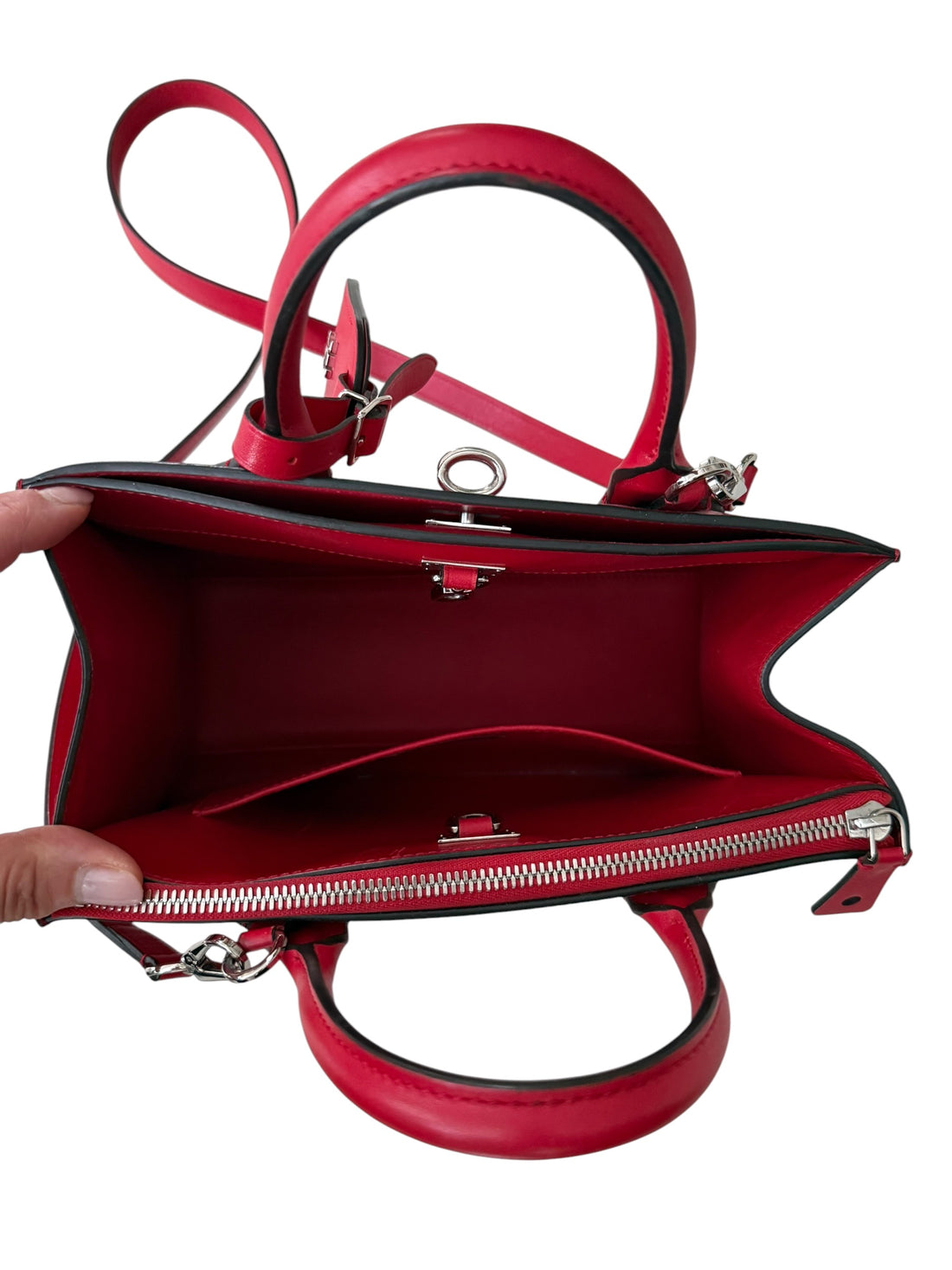 Louis Vuitton City Steamer PM aus glattem Kalbsleder in der Farbe Rot mit silberfarbenen Beschlägen.