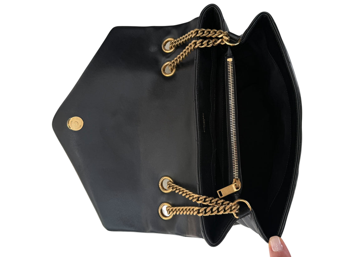 YSL Loulou Medium Tasche aus schwarzem Kalbsleder mit ineinandergreifenden YSL Initialen aus goldfarbenem Metall.