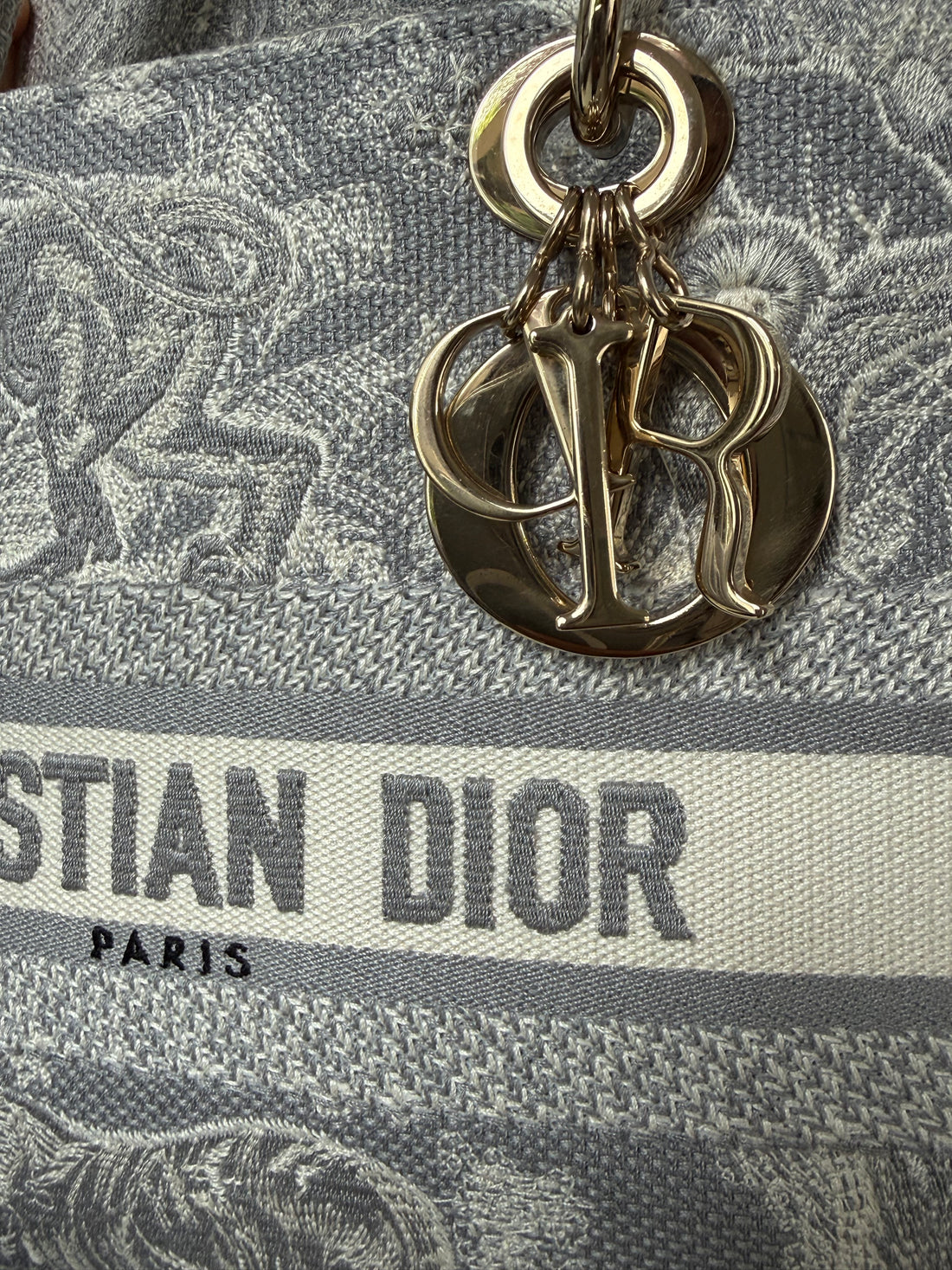 Christian Dior Lady Medium Canvas Toile De Jouy Embroidered Medium Lady D-Lite in der Farbe grau und ecru mit abnehmbarem Schulterriemen