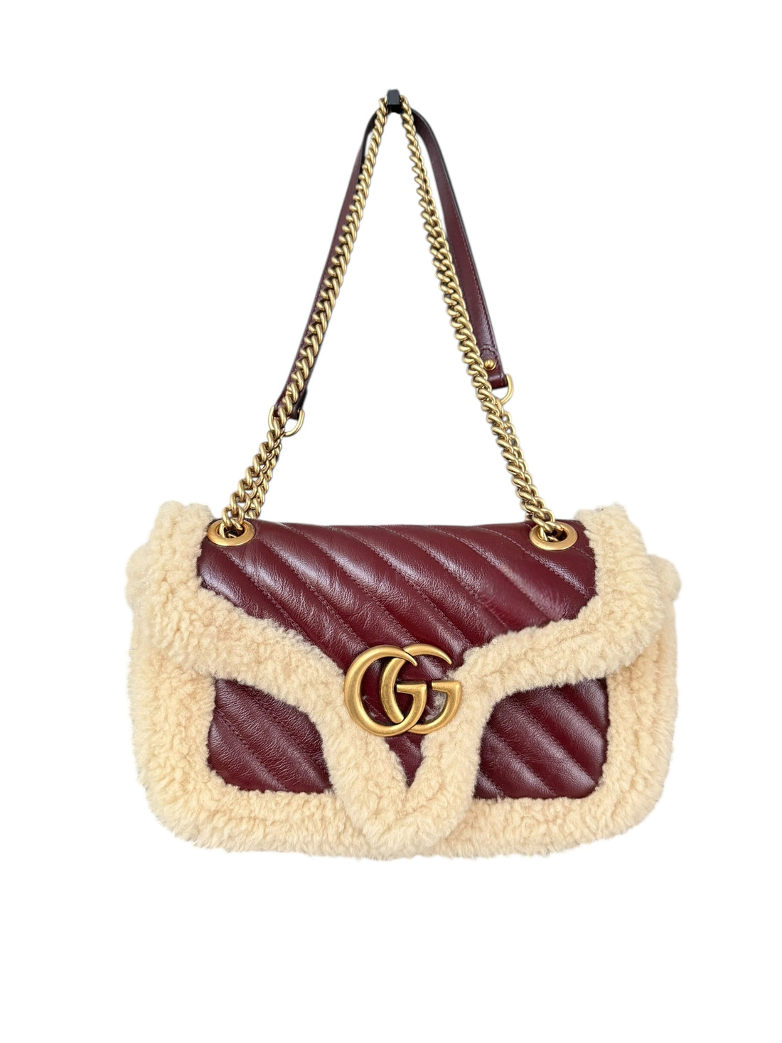 Gucci Marmont GG Schultertasche Shearling in bordeauxfarbenem Leder und Wollbesatz
