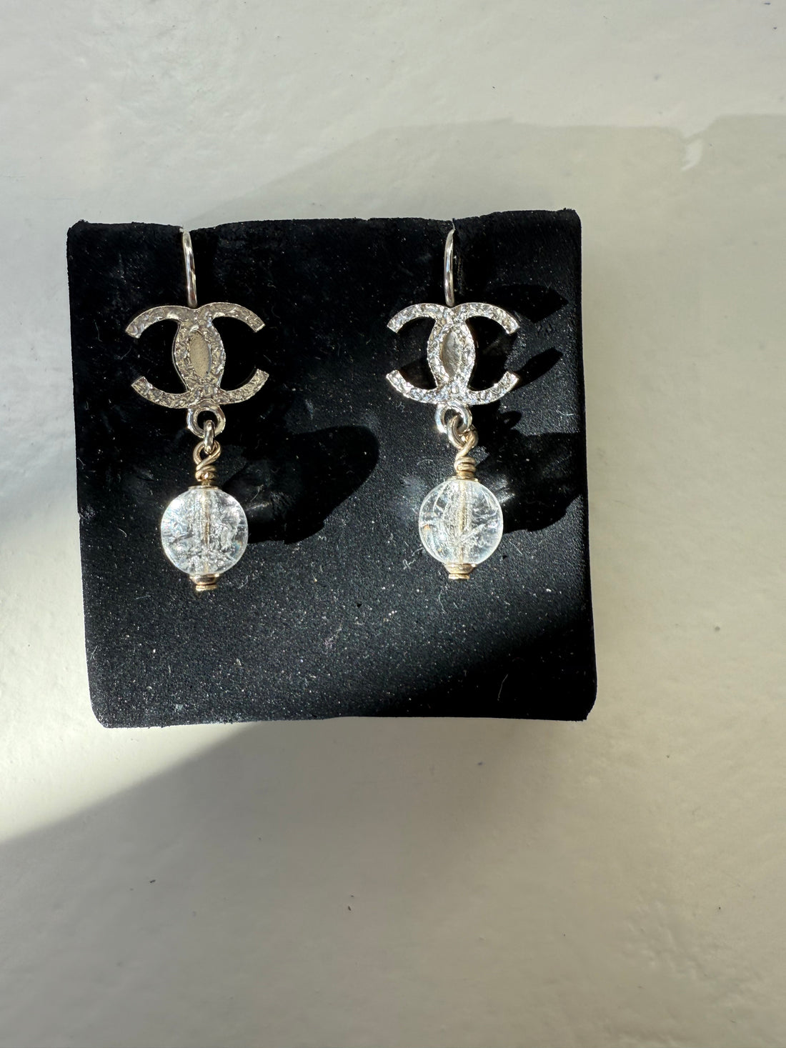 Chanel hängende Ohrringe aus silberfarbenem Metall und einer hängenden durchsichtigen Perle