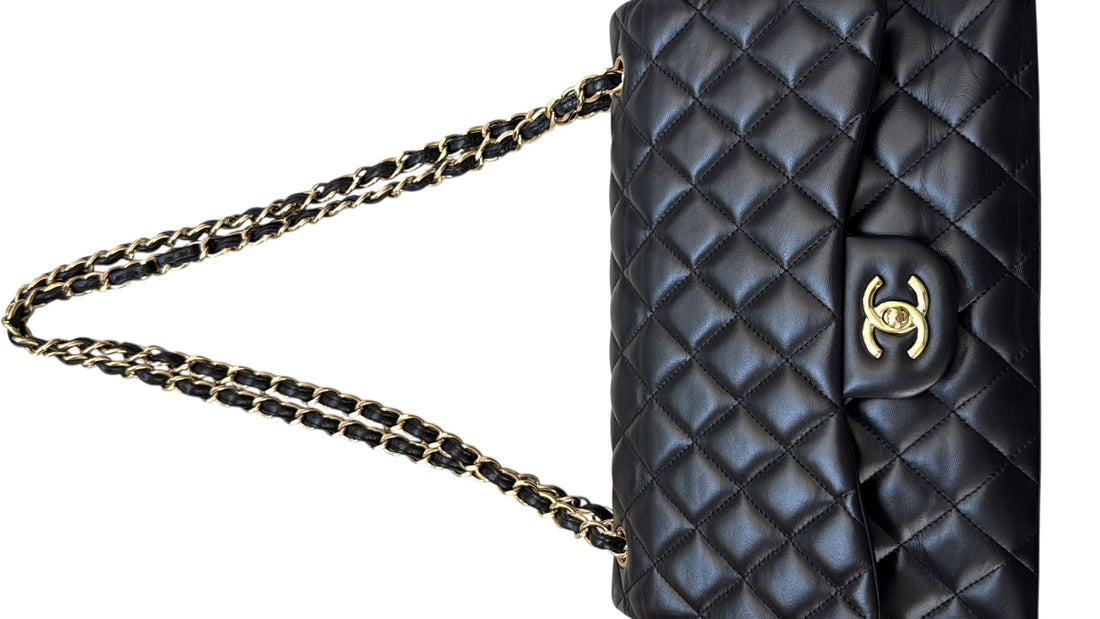 Chanel Classic Timeless Jumbo Double Flap Bag aus schwarzem Lammleder mit goldfarbener Hardware.