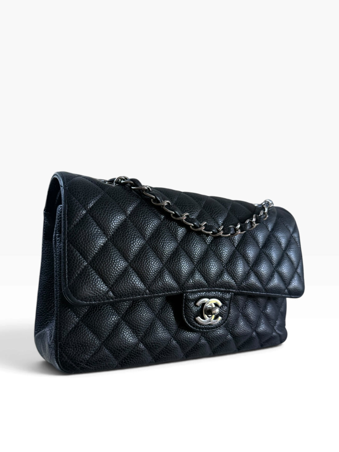 CHANEL Medium Classic Double Flap Bag aus schwarzem Kaviarleder und silberfarbener Hardware.