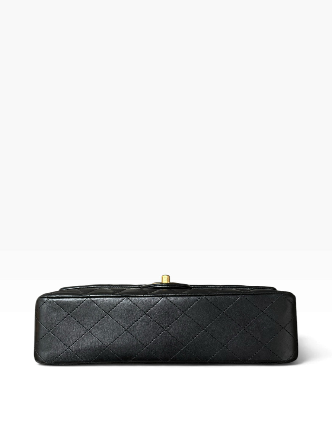 Chanel Medium Classic Double Flap Bag aus schwarzem Lammleder und goldfarbener Hardware
