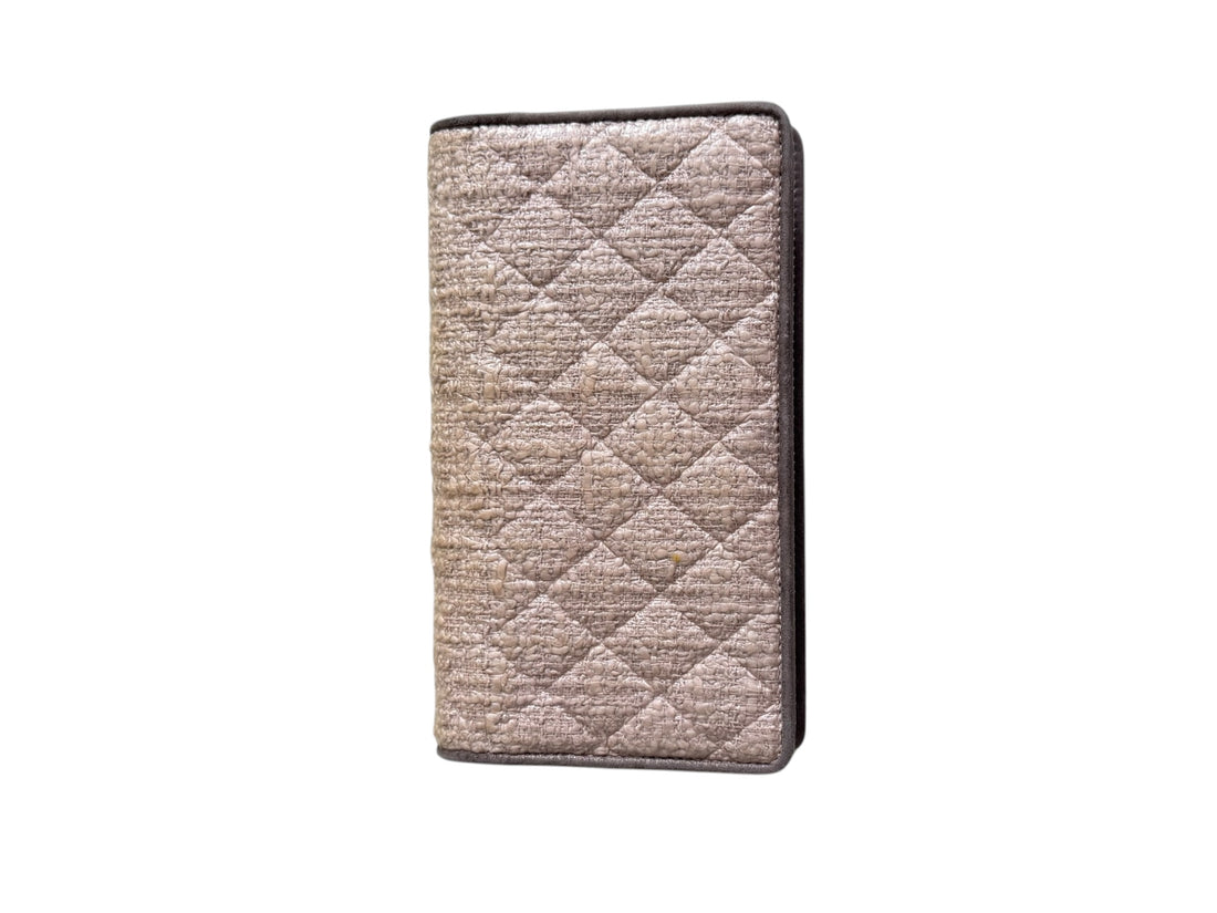 Chanel Geldbörse aus Bast in der Farbe beige.